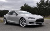 Tesla ontwikkelt battery swap station voor Tesla Model S
